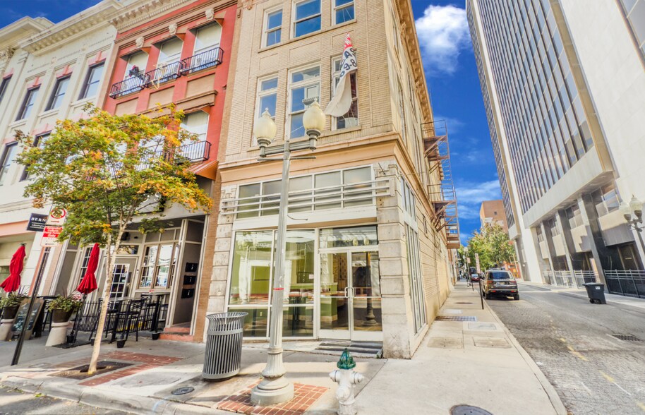 301 S Jefferson St, Roanoke, VA à louer - Photo de l’immeuble – Image 1 sur 14