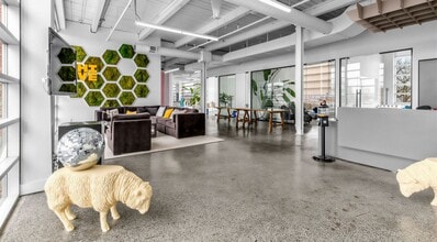 950 Dupont St, Toronto, ON à louer Photo intérieure– Image 1 sur 7