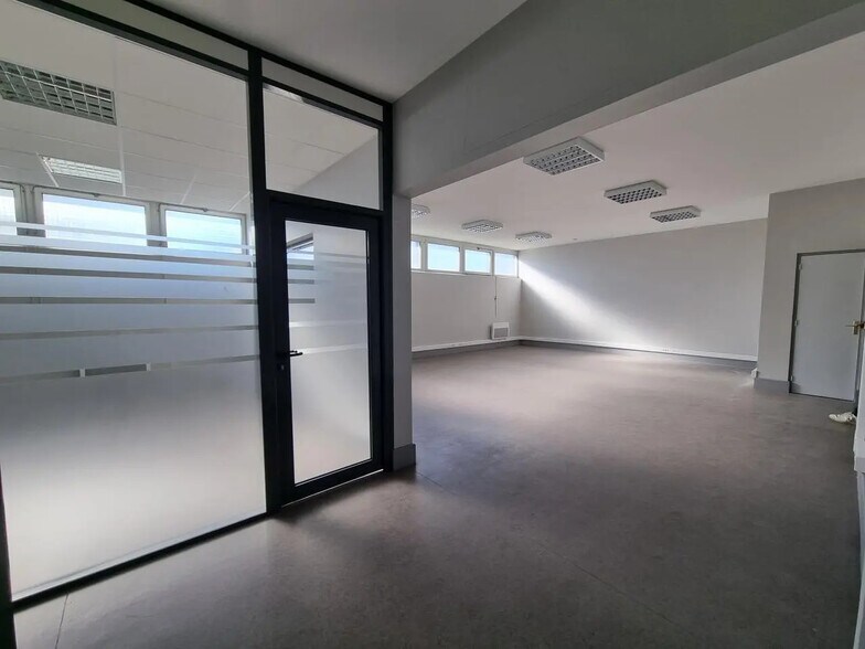 Local d’activités dans Saint-Pierre-des-Corps à louer - Photo intérieure – Image 2 sur 11