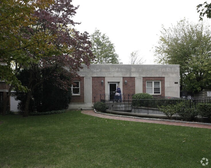 130 Pondfield Rd, Bronxville, NY à vendre - Photo de l’immeuble – Image 2 sur 22