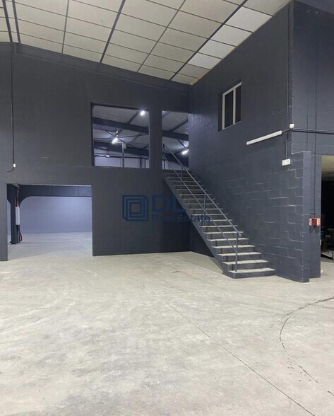 Industriel/Logistique dans Montigny-le-Bretonneux à vendre - Photo de l’immeuble – Image 3 sur 4