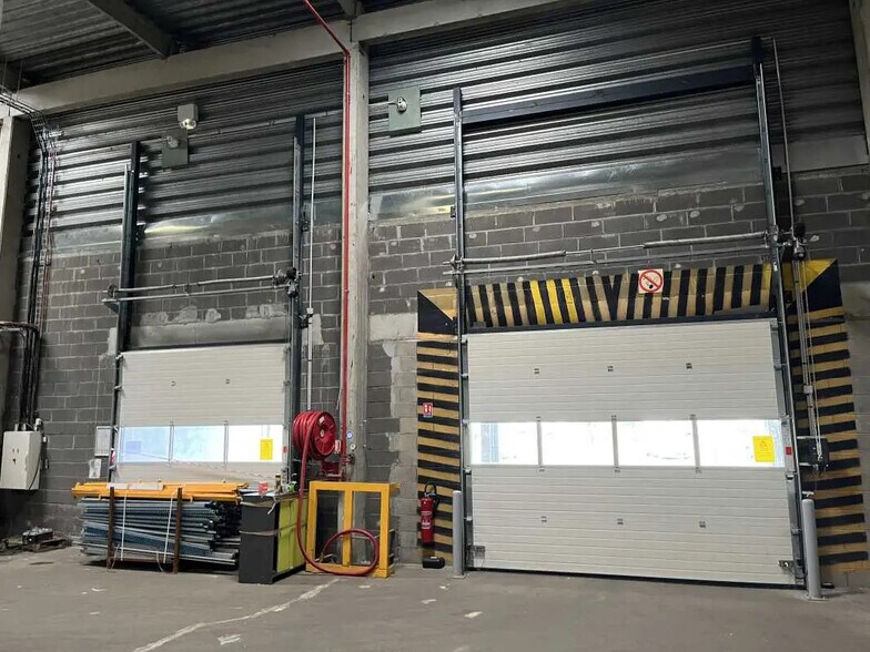 Bureau dans Fleury-les-Aubrais à louer - Photo de l’immeuble – Image 3 sur 9
