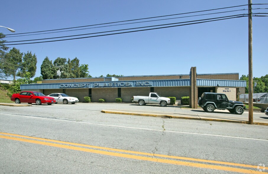 1218 Hickory Chapel Rd, High Point, NC à vendre - Photo de l’immeuble – Image 2 sur 7