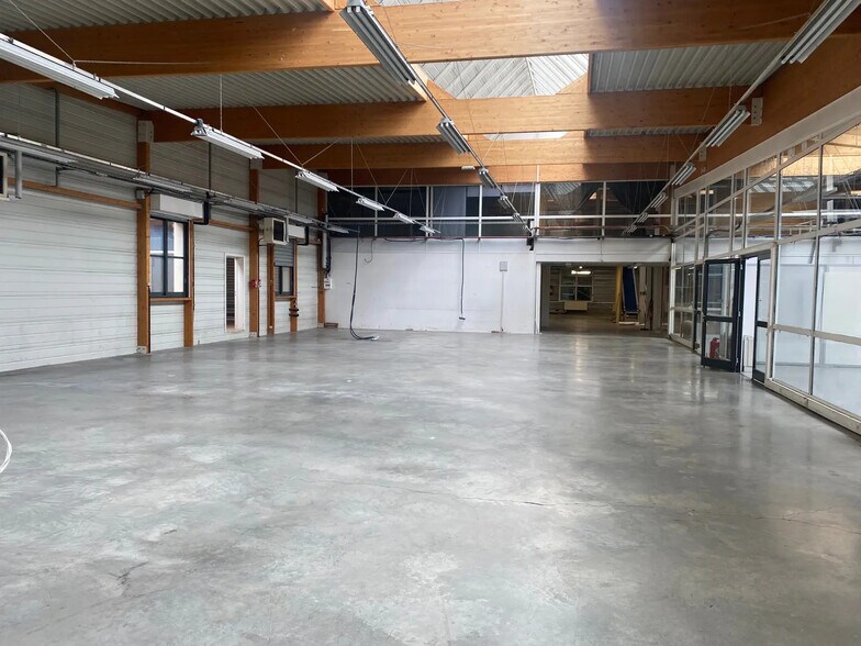 Local d’activités dans Villefranche-Sur-Saône à louer - Photo de l’immeuble – Image 2 sur 2