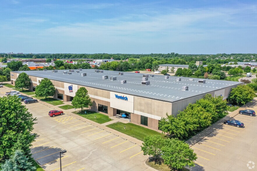 12000-12038 Ridgemont Dr, Urbandale, IA à louer - Photo principale – Image 1 sur 6