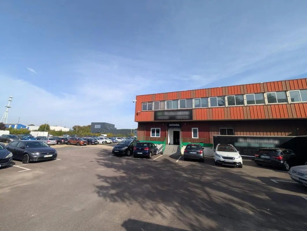 Local d’activités dans Porcheville à louer Photo de l’immeuble– Image 1 sur 11