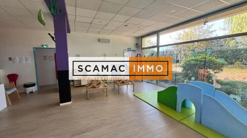 Local d’activités dans Montigny-le-Bretonneux à louer - Photo de l’immeuble – Image 1 sur 13