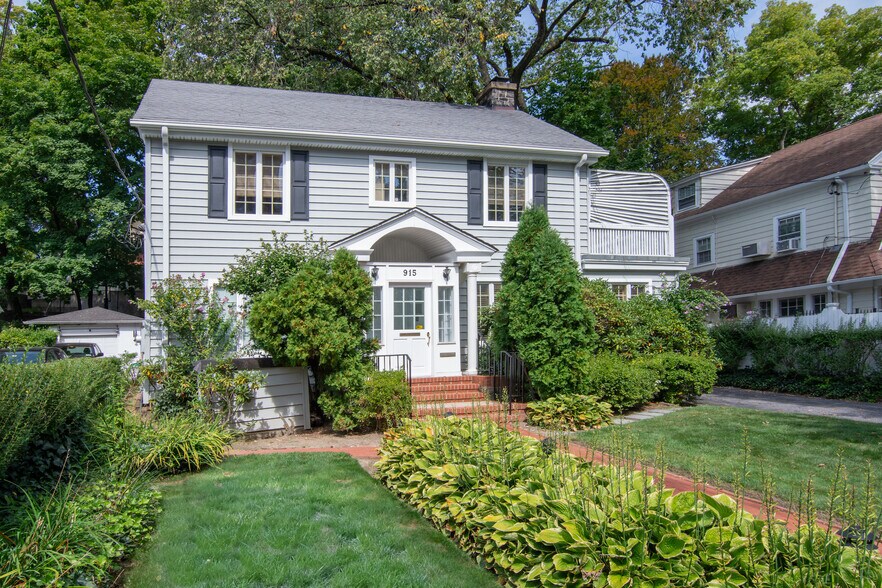 915 Palmer Rd, Bronxville, NY à vendre - Photo de l’immeuble – Image 2 sur 21