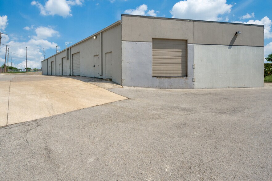 11837 Judd Ct, Dallas, TX à louer - Photo de l’immeuble – Image 2 sur 12