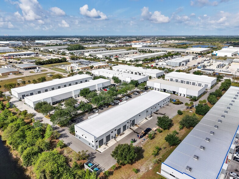 8801 Business Park Dr, Fort Myers, FL à vendre - Photo de l’immeuble – Image 2 sur 28