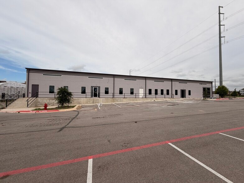 3127 E Howard Ln, Manor, TX à vendre - Photo de l’immeuble – Image 2 sur 11