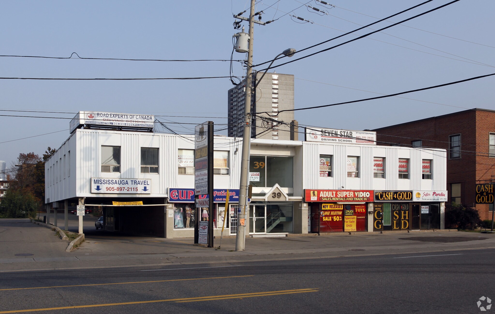 39-43 Dundas St E, Mississauga, ON à louer Photo principale– Image 1 sur 3