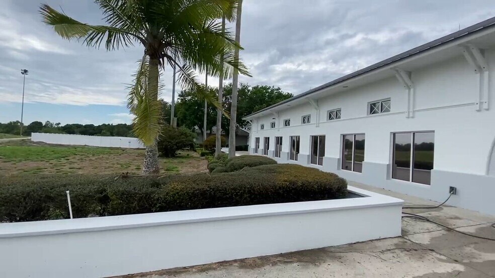 8561 Commerce Centre Dr, Port Saint Lucie, FL à louer - Vidéo sur l’annonce professionnelle – Image 3 sur 11