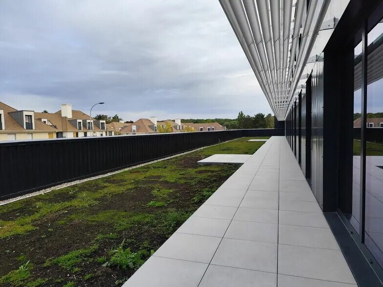 Bureau dans Plaisir à louer - Photo de l’immeuble – Image 3 sur 8