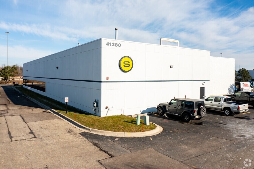 41280 Bridge St, Novi, MI à vendre - Photo principale – Image 1 sur 6