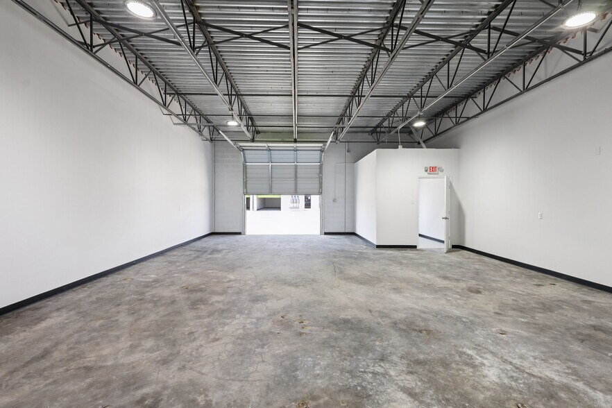 1105 Colorado Ln, Arlington, TX à louer - Photo de l’immeuble – Image 2 sur 9