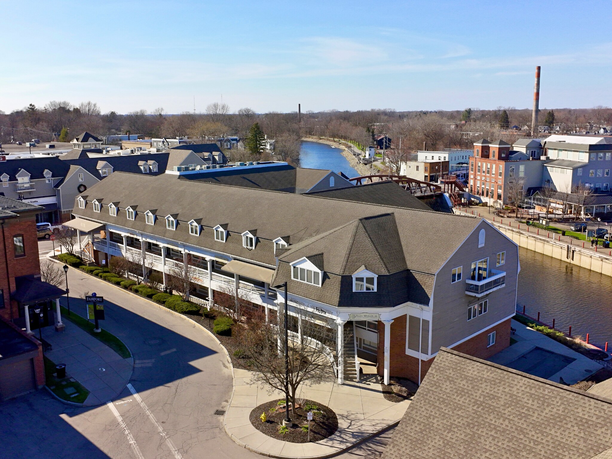 330 Packetts Lndg, Fairport, NY à louer Photo principale– Image 1 sur 9