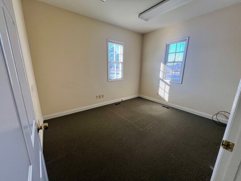 707 Westchester Dr, High Point, NC à louer - Photo de l’immeuble – Image 3 sur 6