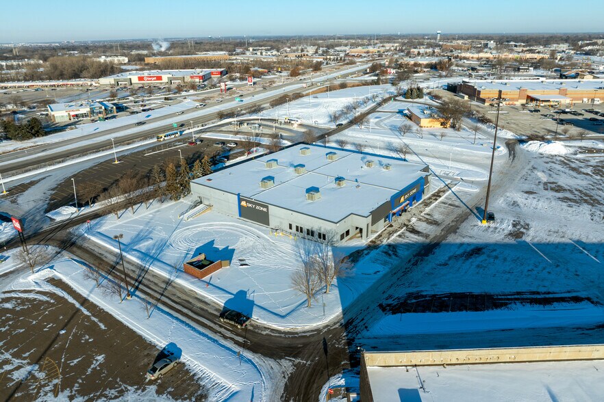 198 NE Northtown Dr, Blaine, MN à vendre - Photo de l’immeuble – Image 3 sur 6