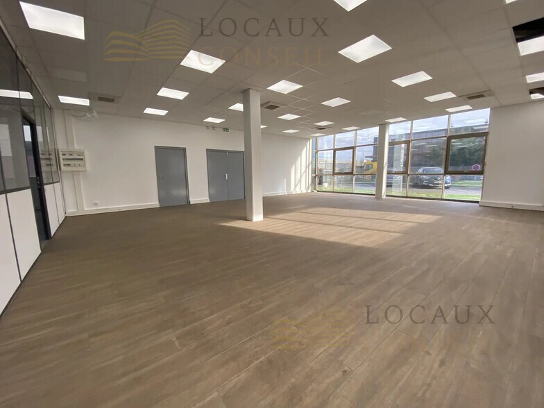 Local d’activités dans Bezons à louer - Photo de l’immeuble – Image 1 sur 35