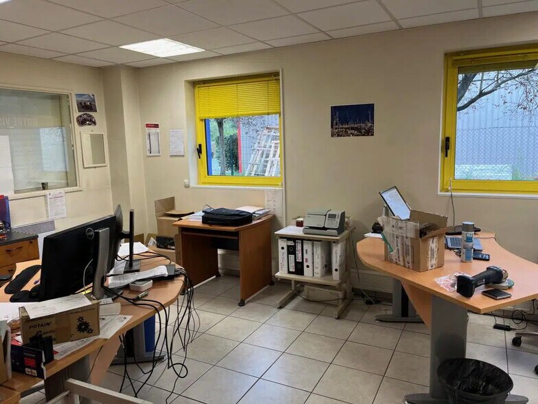 Local d’activités dans SAINT-OUEN-L'AUMONE à louer - Photo de l’immeuble – Image 3 sur 8