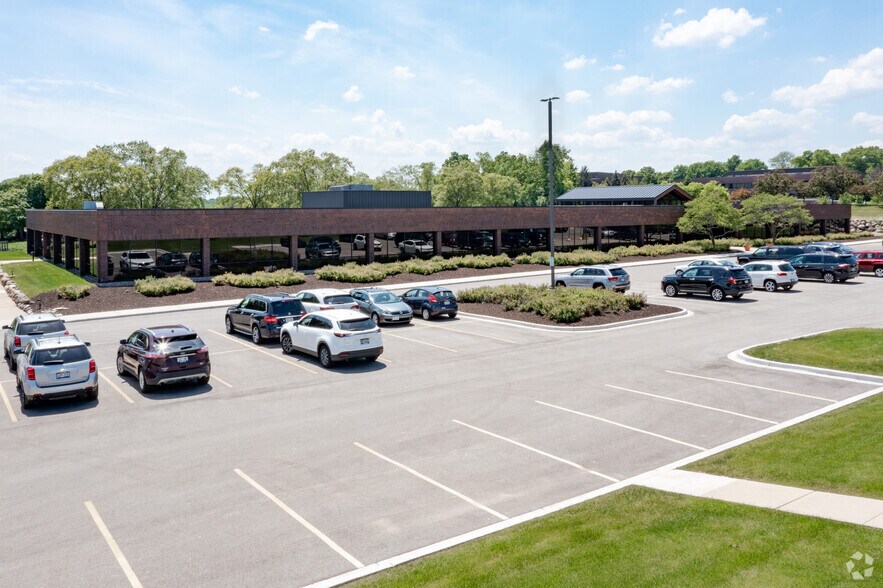 325 N Corporate Dr, Brookfield, WI à louer - Photo principale – Image 1 sur 3