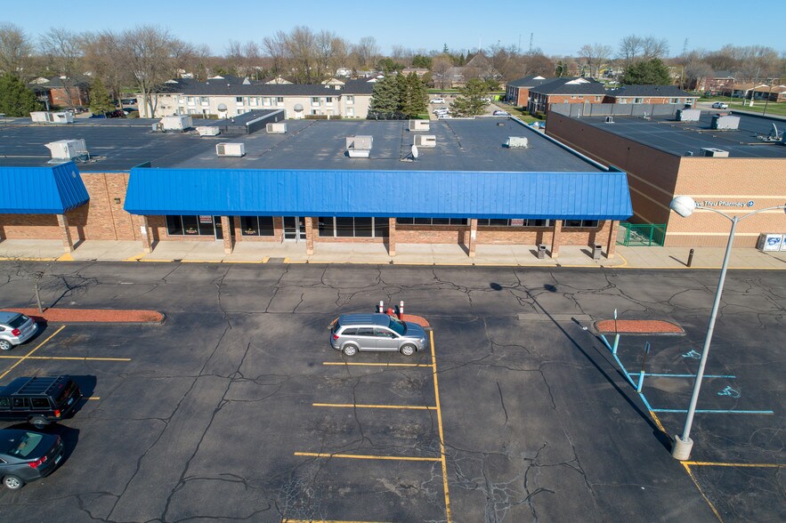 11743 Fifteen Mile Rd, Sterling Heights, MI à louer - Aérien – Image 1 sur 7