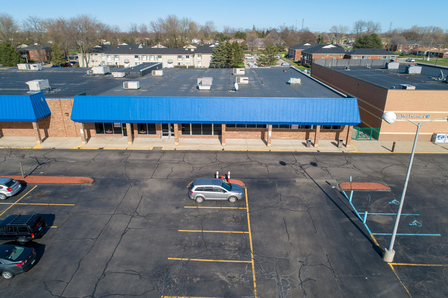 11743 Fifteen Mile Rd, Sterling Heights, MI à louer - Aérien – Image 2 sur 9