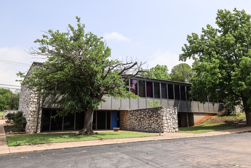 820 NE 63rd St, Oklahoma City, OK à vendre - Photo de l’immeuble – Image 2 sur 8