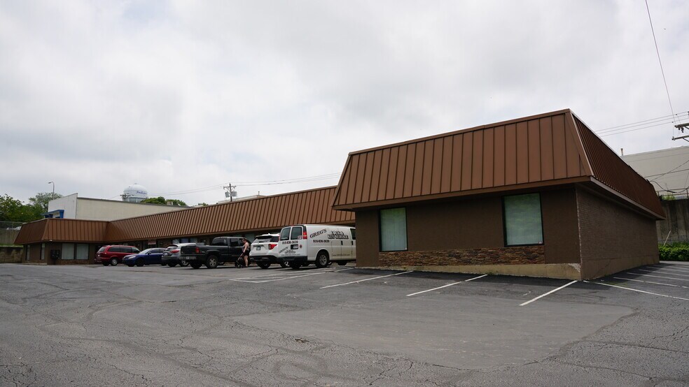 1600 S Noland Rd, Independence, MO à louer - Photo de l’immeuble – Image 2 sur 20