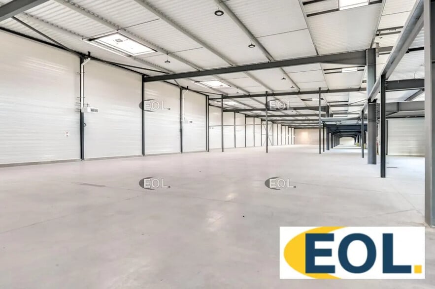 Local d’activités dans Le Thillay à louer - Photo de l’immeuble – Image 2 sur 7