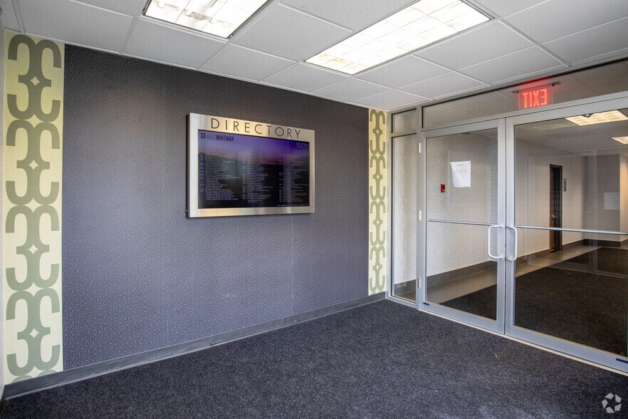 33 Walt Whitman Rd, Huntington Station, NY à louer - Hall d’entrée – Image 2 sur 10