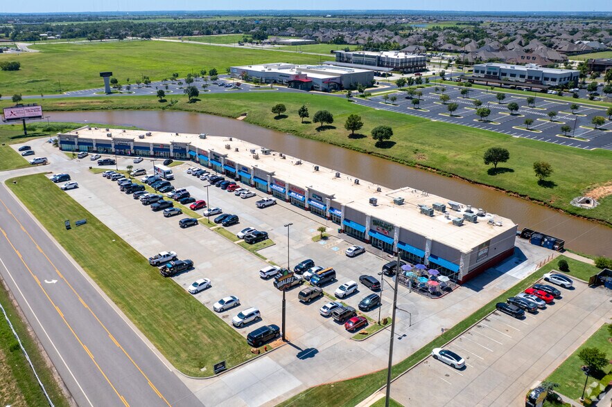 2713-2745 S I-35 Service Rd, Moore, OK à louer - Photo de l’immeuble – Image 2 sur 6