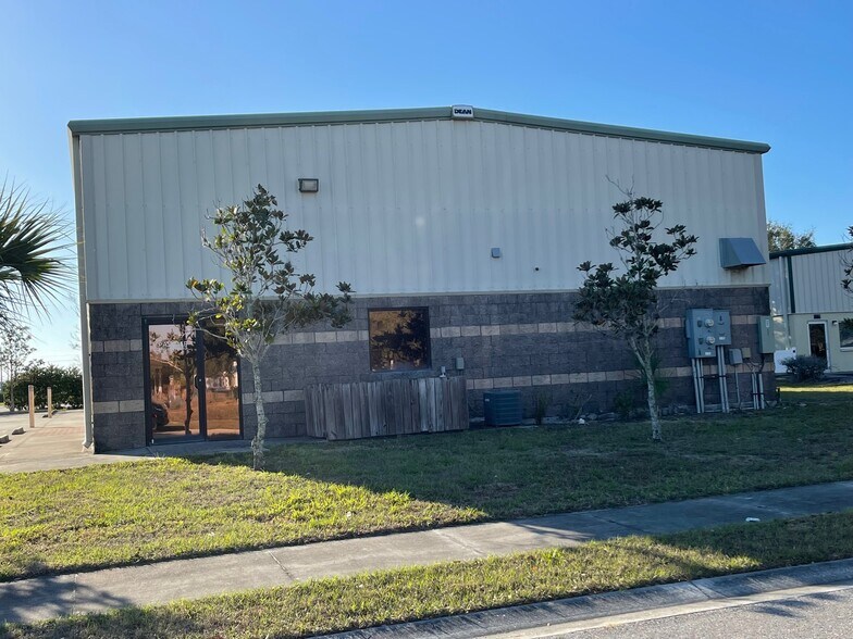 2337-2341 72nd Dr E, Sarasota, FL à louer - Photo de l’immeuble – Image 3 sur 10