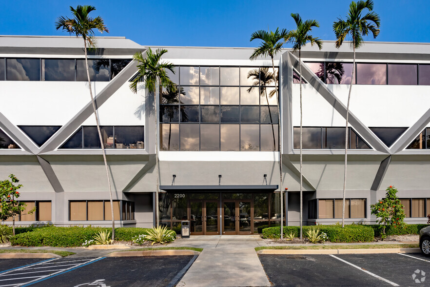 2200 W Commercial Blvd, Fort Lauderdale, FL à louer - Photo de l’immeuble – Image 3 sur 6