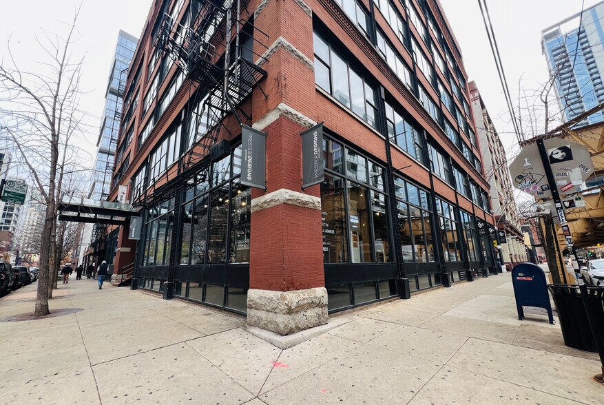 223 W Erie St, Chicago, IL à louer - Photo de l’immeuble – Image 2 sur 13