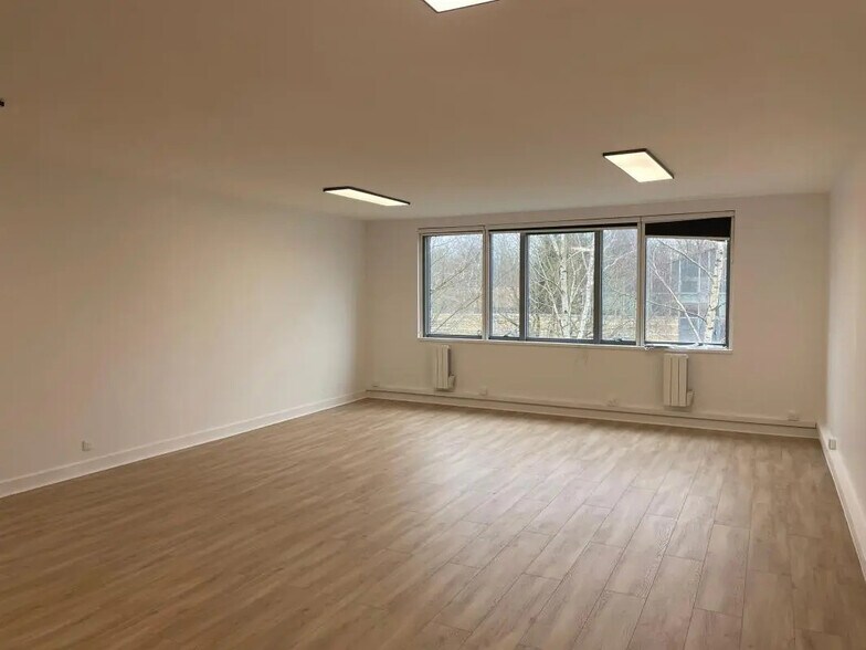 Bureau dans Champs-sur-Marne à louer - Photo de l’immeuble – Image 1 sur 3