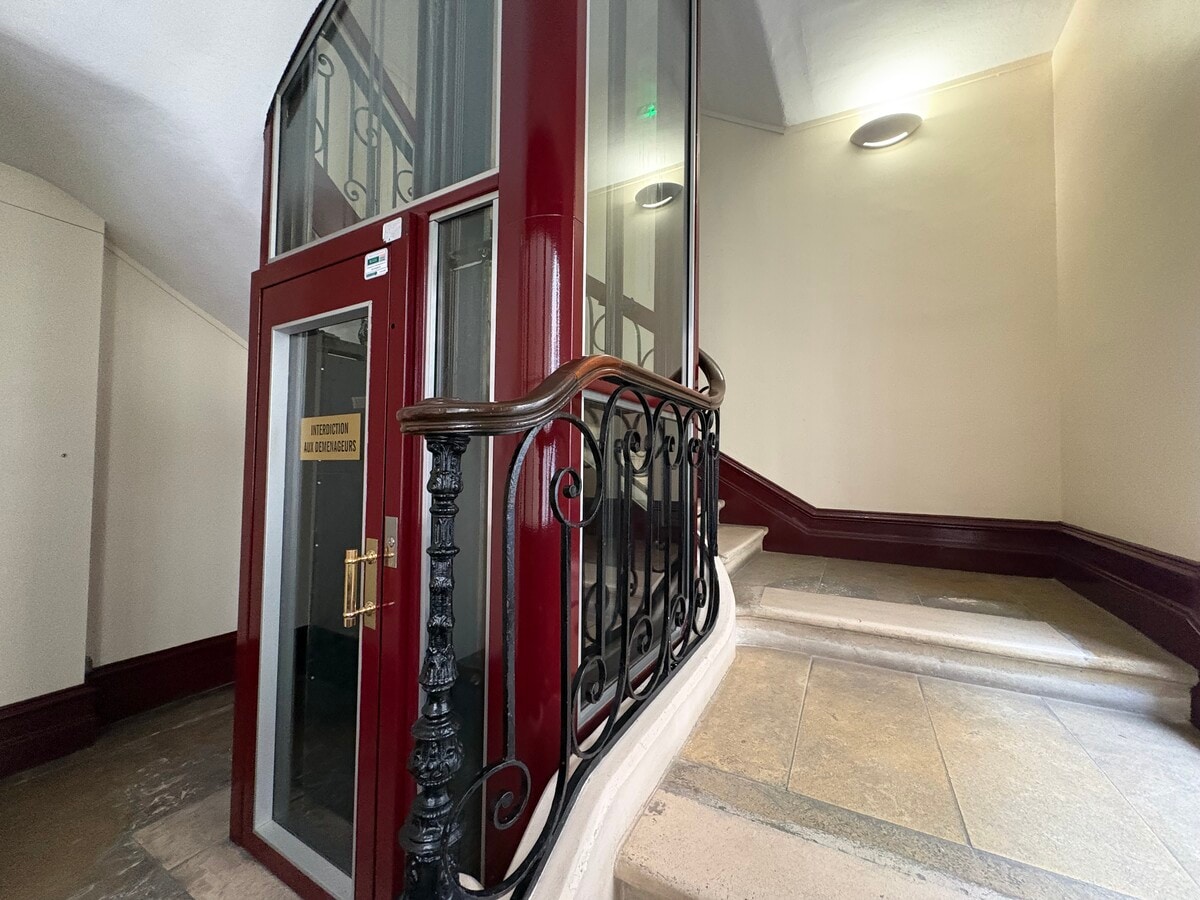 Rue Vital Carles, Bordeaux, GIR 33000 -  -  - Hall d’entrée - Image 1 of 8