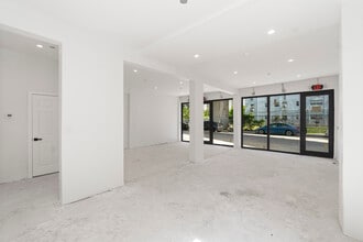 212 NW 11th St, Miami, FL à louer Photo de l’immeuble– Image 1 sur 5