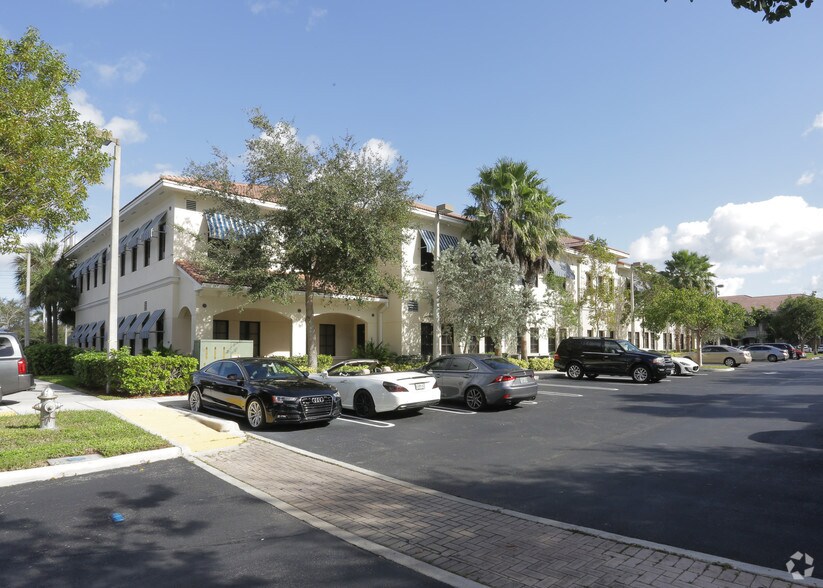 7451 Wiles Rd, Coral Springs, FL à louer - Photo de l’immeuble – Image 3 sur 18
