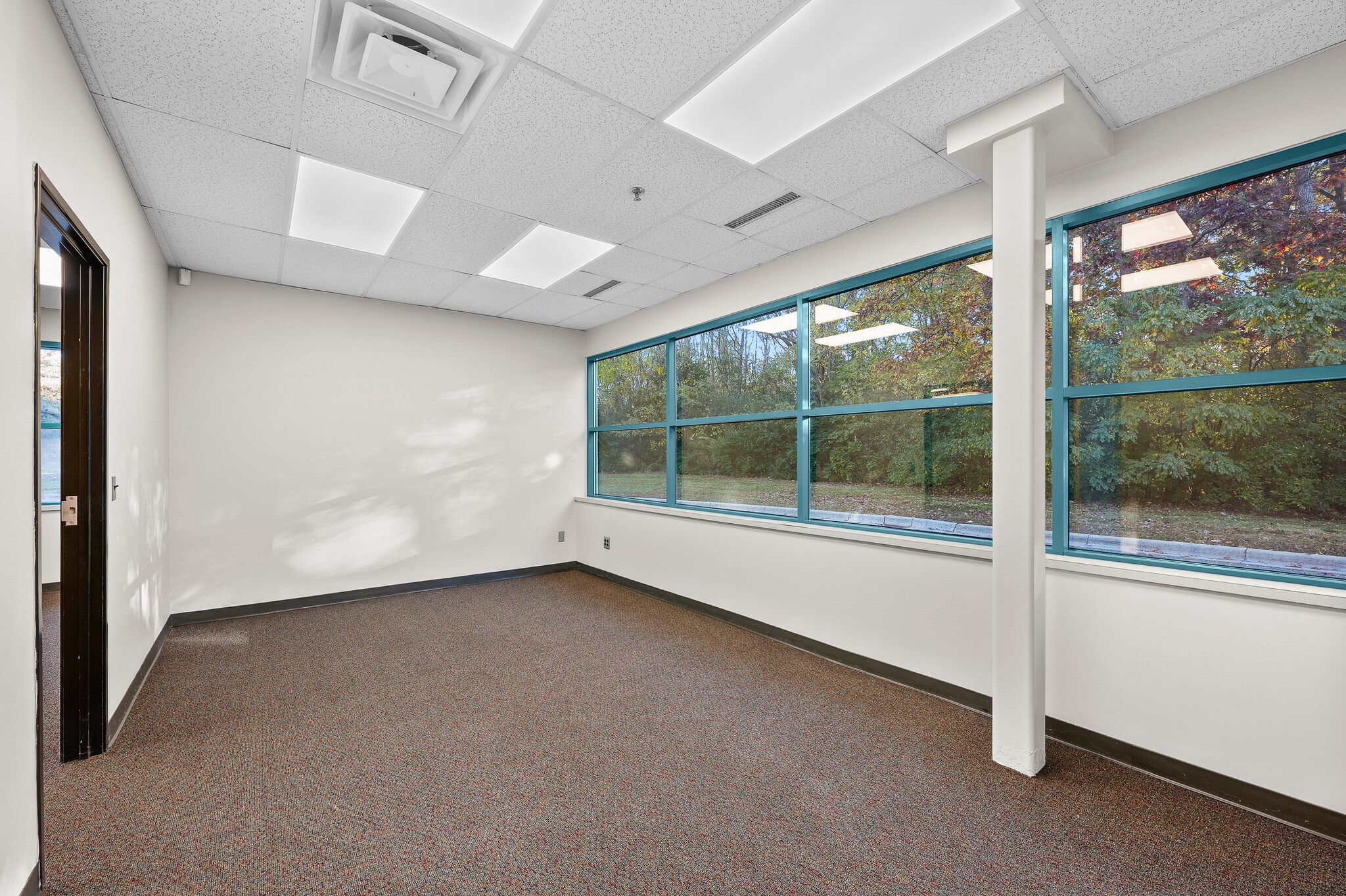 44099 Plymouth Oaks Blvd, Plymouth, MI à louer Photo de l’immeuble– Image 1 sur 4