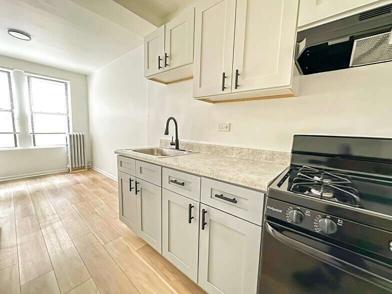 808 W 76th St, Chicago, IL à vendre - Photo de l’immeuble – Image 3 sur 5
