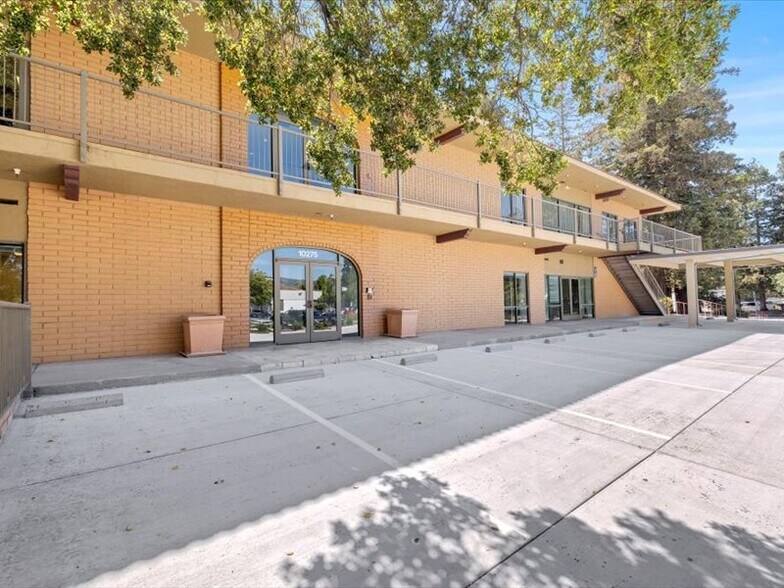 10275 N De Anza Blvd, Cupertino, CA à louer - Photo de l’immeuble – Image 3 sur 43