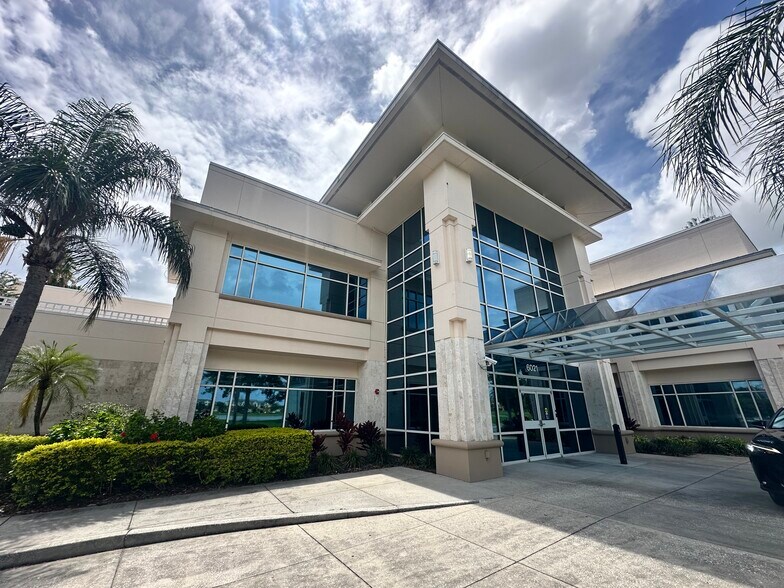 6021 142nd Ave, Clearwater, FL à louer - Photo de l’immeuble – Image 3 sur 16