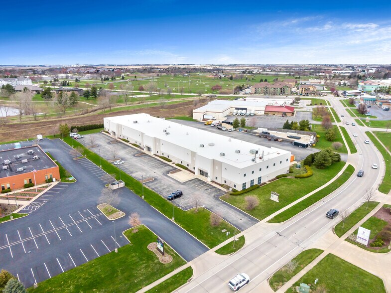 901 N Country Fair Dr, Champaign, IL à vendre - Photo de l’immeuble – Image 3 sur 9