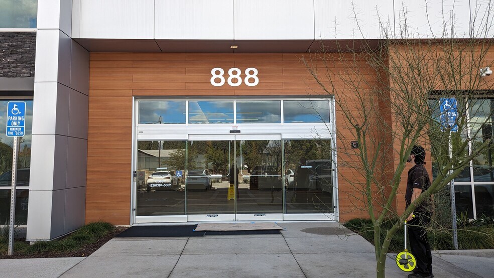888 S Brea Canyon Rd, Diamond Bar, CA à louer - Photo de l’immeuble – Image 3 sur 8