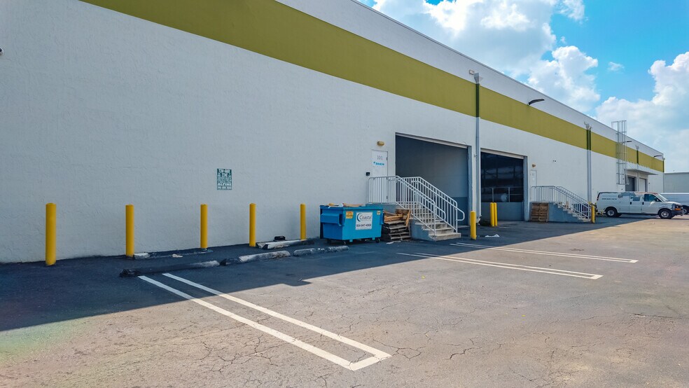 1400 NW 88th Ave, Doral, FL à louer - Photo de l’immeuble – Image 3 sur 10