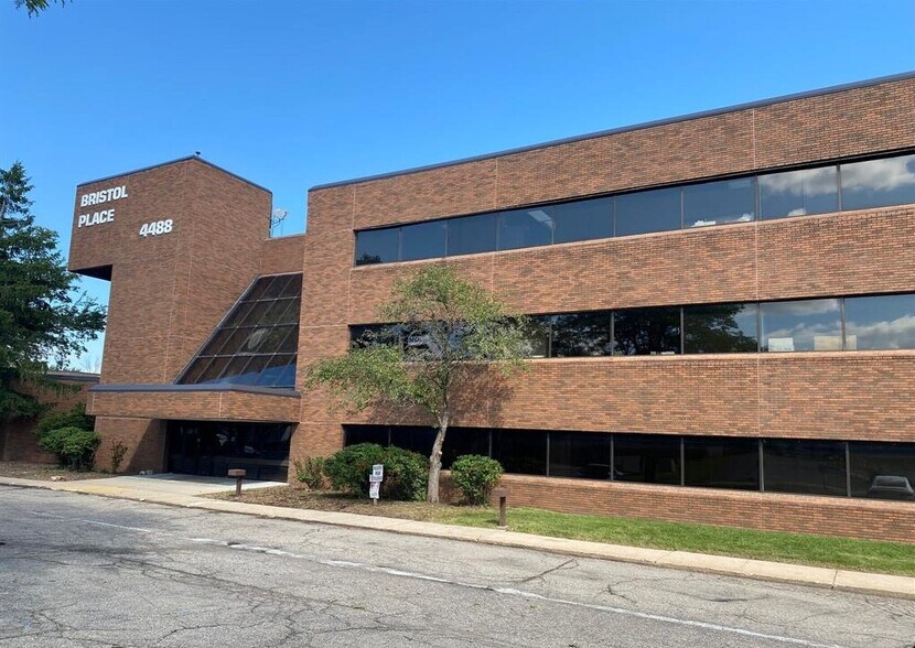 4488 W Bristol Rd, Flint, MI à vendre - Photo de l’immeuble – Image 2 sur 21