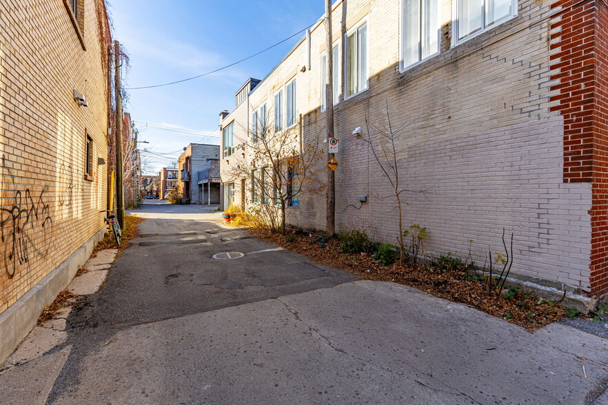 230 Rue Beaubien E, Montréal, QC à louer - Photo de l’immeuble – Image 2 sur 6