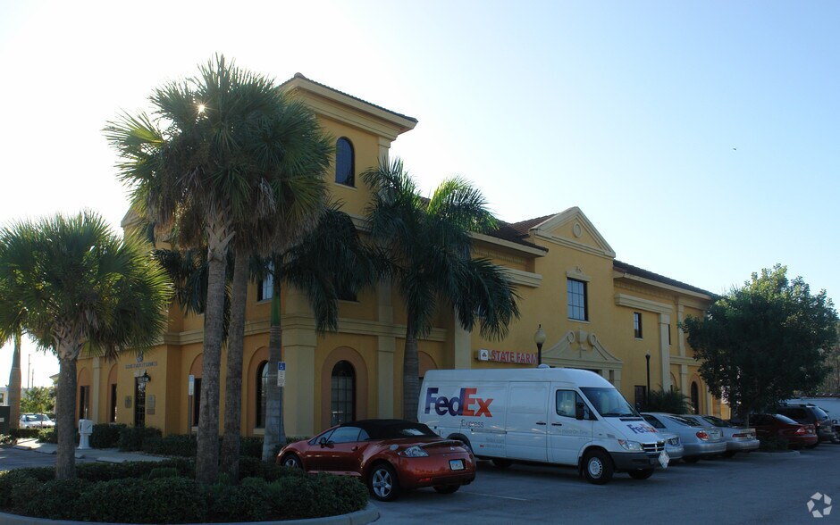 4522 Executive Dr, Naples, FL à vendre - Photo de l’immeuble – Image 3 sur 66